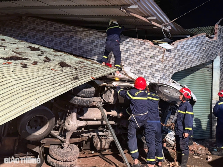 Cảnh s&aacute;t ph&aacute; cabin cứu t&agrave;i xế mắc kẹt sau tai nạn ở Đồng Nai- Ảnh 1.