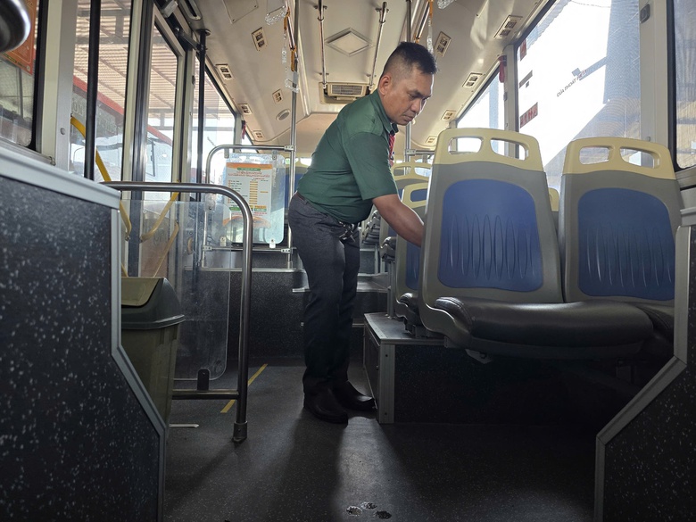 Nhờ đâu xe buýt Cần Thơ luôn sạch sẽ, mát rượi?- Ảnh 2. Nhờ đâu xe buýt Cần Thơ luôn sạch sẽ, mát rượi?- Ảnh 2.