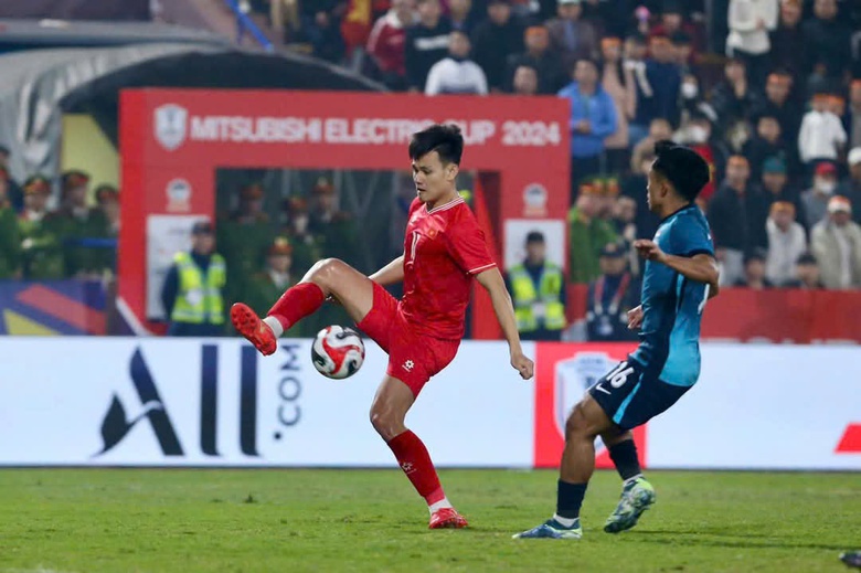 Tuyển Việt Nam trả gi&aacute; đắt cho trận thắng Singapore ở b&aacute;n kết AFF Cup- Ảnh 1.