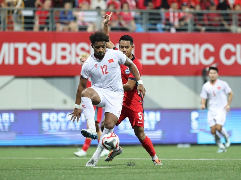 Đội h&igrave;nh ra s&acirc;n Việt Nam vs Singapore: Xu&acirc;n Son đ&aacute; ch&iacute;nh, Quang Hải dự bị - Ảnh 1.