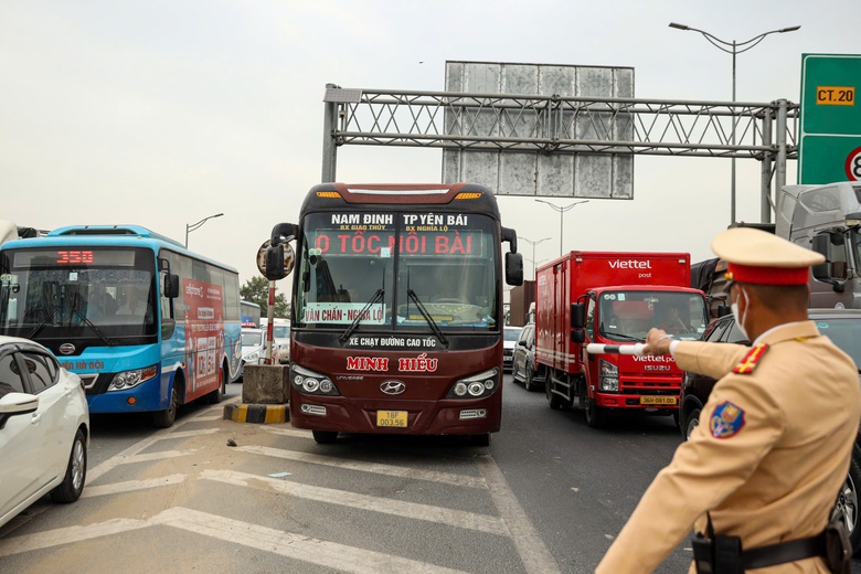 CSGT b&iacute; mật ghi h&igrave;nh xe kh&aacute;ch hợp đồng tr&aacute; h&igrave;nh vi phạm, t&agrave;i xế "t&acirc;m phục" nộp phạt- Ảnh 1.