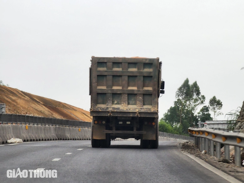 Xe chở đất quần thảo đường li&ecirc;n x&atilde; ở Tuy&ecirc;n Quang- Ảnh 9.