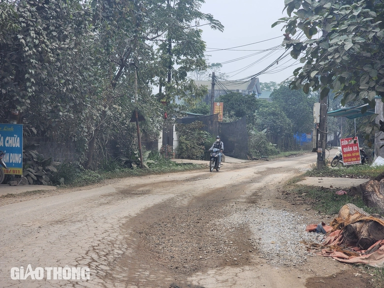 Xe chở đất quần thảo đường li&ecirc;n x&atilde; ở Tuy&ecirc;n Quang- Ảnh 2.