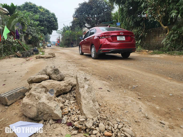 Xe chở đất quần thảo đường li&ecirc;n x&atilde; ở Tuy&ecirc;n Quang- Ảnh 8.