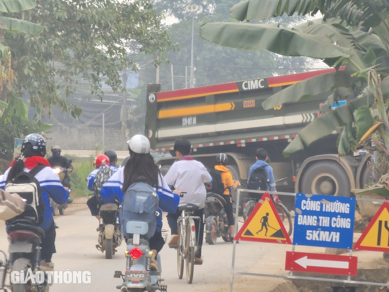 Xe chở đất quần thảo đường li&ecirc;n x&atilde; ở Tuy&ecirc;n Quang- Ảnh 7.