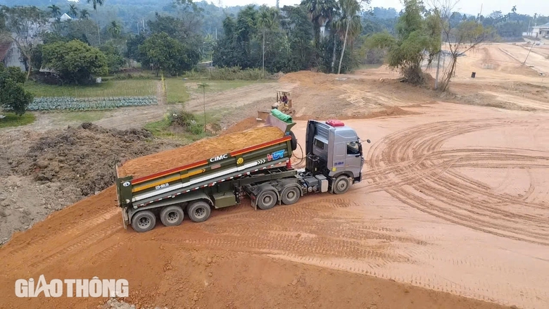 Xe chở đất quần thảo đường li&ecirc;n x&atilde; ở Tuy&ecirc;n Quang- Ảnh 10.