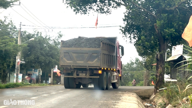 Đắk N&ocirc;ng: Xe cơi nới v&ocirc; tư hoạt động, chủ mỏ đ&aacute; n&oacute;i g&igrave;?- Ảnh 1.