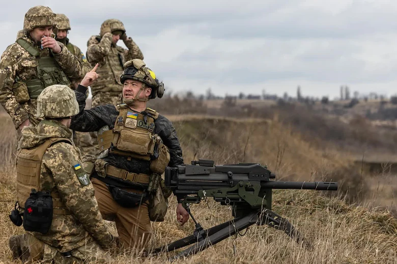 Kyiv Independent: Ph&aacute;p, Anh c&acirc;n nhắc lựa chọn đưa qu&acirc;n đến Ukraine- Ảnh 1.
