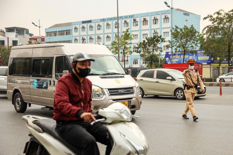 CSGT b&iacute; mật ghi h&igrave;nh xe kh&aacute;ch hợp đồng tr&aacute; h&igrave;nh vi phạm, t&agrave;i xế "t&acirc;m phục" nộp phạt- Ảnh 11.