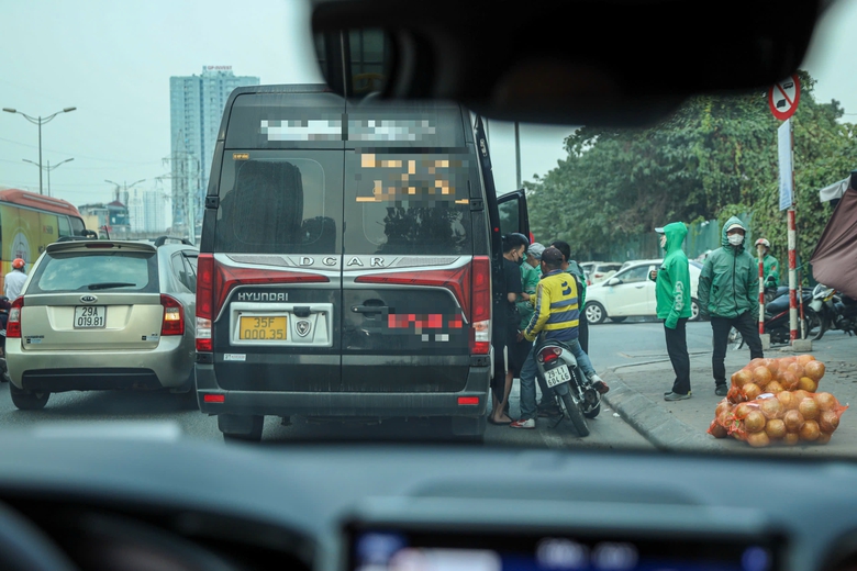 CSGT b&iacute; mật ghi h&igrave;nh xe kh&aacute;ch hợp đồng tr&aacute; h&igrave;nh vi phạm, t&agrave;i xế "t&acirc;m phục" nộp phạt- Ảnh 12.