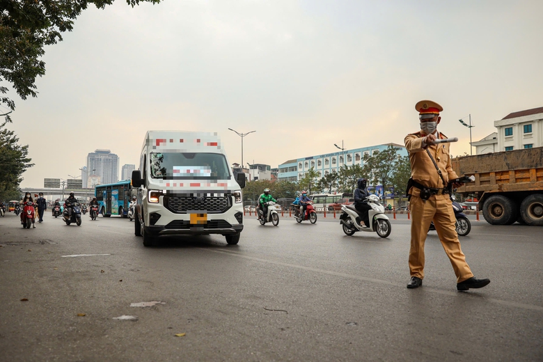 CSGT b&iacute; mật ghi h&igrave;nh xe kh&aacute;ch hợp đồng tr&aacute; h&igrave;nh vi phạm, t&agrave;i xế "t&acirc;m phục" nộp phạt- Ảnh 13.