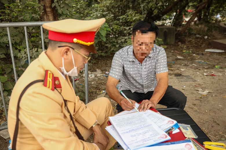 CSGT b&iacute; mật ghi h&igrave;nh xe kh&aacute;ch hợp đồng tr&aacute; h&igrave;nh vi phạm, t&agrave;i xế "t&acirc;m phục" nộp phạt- Ảnh 15.