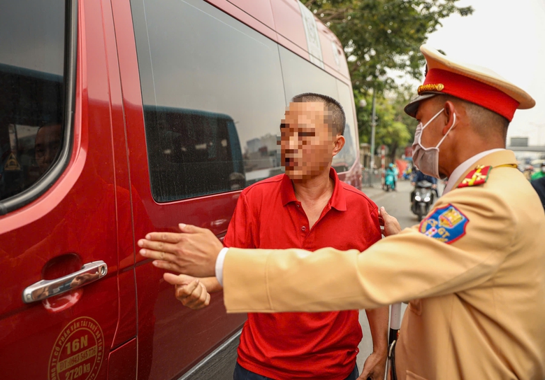 CSGT b&iacute; mật ghi h&igrave;nh xe kh&aacute;ch hợp đồng tr&aacute; h&igrave;nh vi phạm, t&agrave;i xế "t&acirc;m phục" nộp phạt- Ảnh 5.