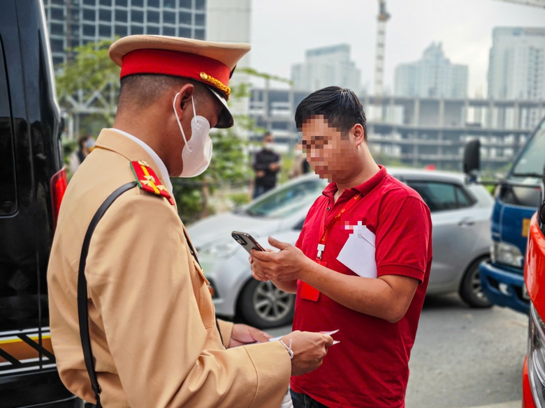 CSGT b&iacute; mật ghi h&igrave;nh xe kh&aacute;ch hợp đồng tr&aacute; h&igrave;nh vi phạm, t&agrave;i xế "t&acirc;m phục" nộp phạt- Ảnh 6.
