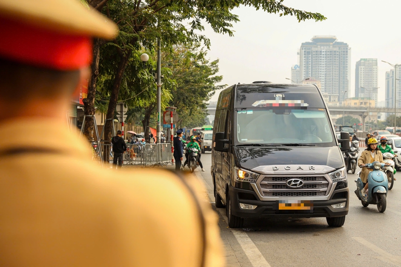 CSGT b&iacute; mật ghi h&igrave;nh xe kh&aacute;ch hợp đồng tr&aacute; h&igrave;nh vi phạm, t&agrave;i xế "t&acirc;m phục" nộp phạt- Ảnh 3.
