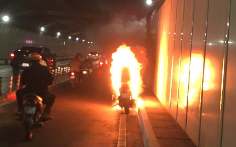 Xe m&aacute;y SH bốc ch&aacute;y ng&ugrave;n ngụt trong hầm Thủ Thi&ecirc;m