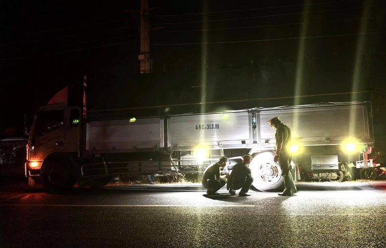 Người đàn ông tử vong sau va chạm với xe tải tại nút giao cao tốc- Ảnh 1. Người đàn ông tử vong sau va chạm với xe tải tại nút giao cao tốc- Ảnh 1.