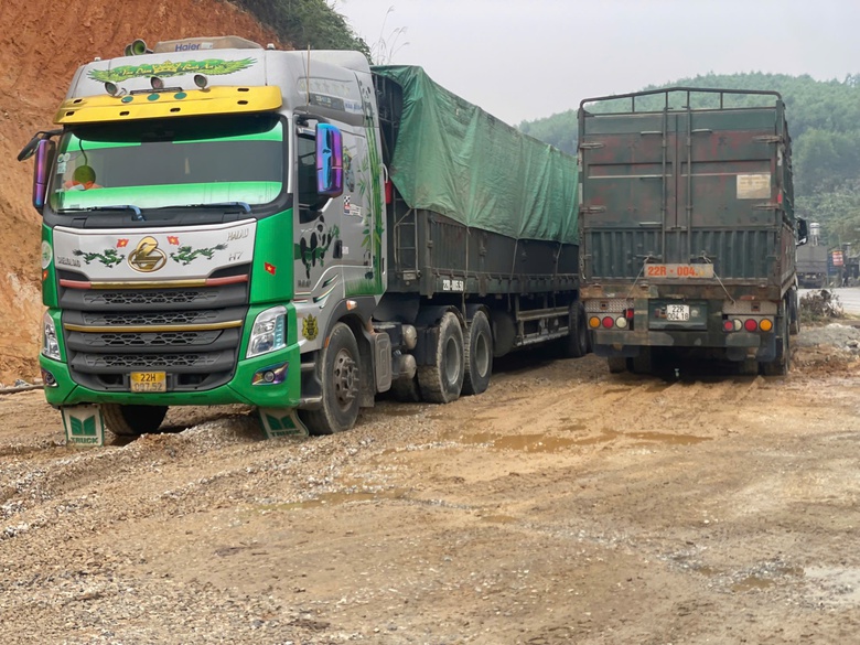 Bất ngờ h&agrave;ng loạt xe đầu k&eacute;o chở c&aacute;t nằm "bất động" tr&ecirc;n tuyến QL2- Ảnh 4.
