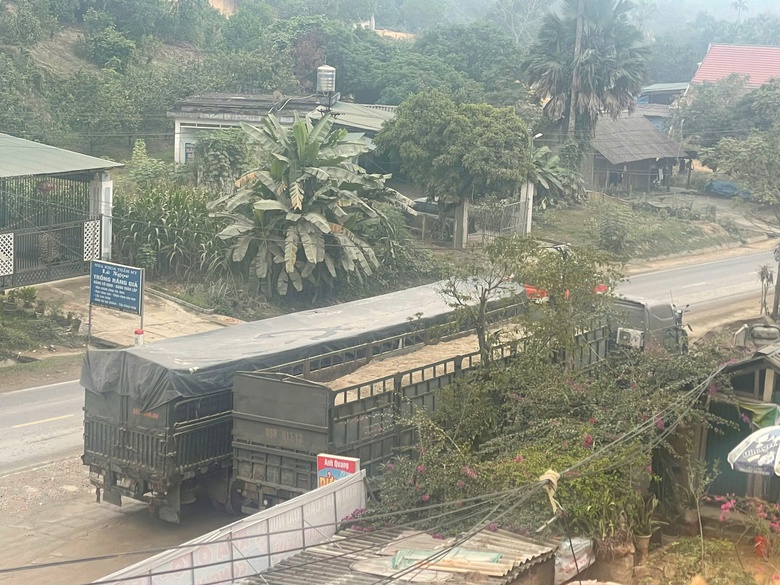 Bất ngờ h&agrave;ng loạt xe đầu k&eacute;o chở c&aacute;t nằm "bất động" tr&ecirc;n tuyến QL2- Ảnh 5.