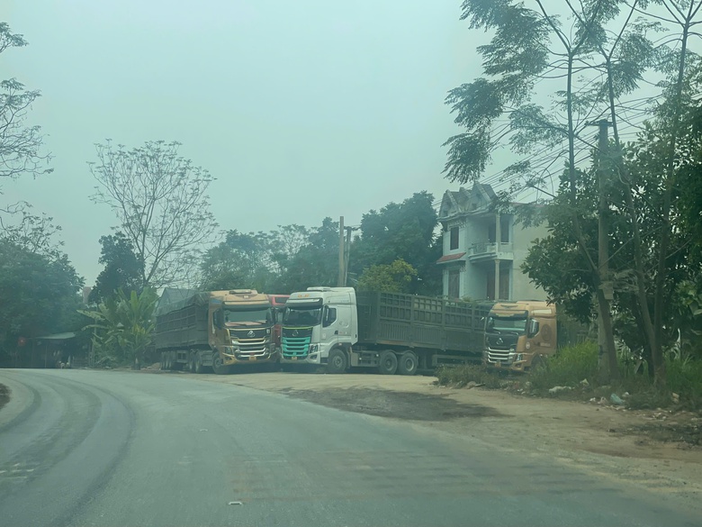 Bất ngờ h&agrave;ng loạt xe đầu k&eacute;o chở c&aacute;t nằm "bất động" tr&ecirc;n tuyến QL2- Ảnh 6.