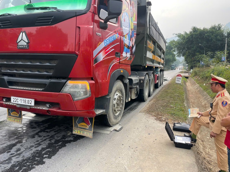 Bất ngờ h&agrave;ng loạt xe đầu k&eacute;o chở c&aacute;t nằm "bất động" tr&ecirc;n tuyến QL2- Ảnh 7.