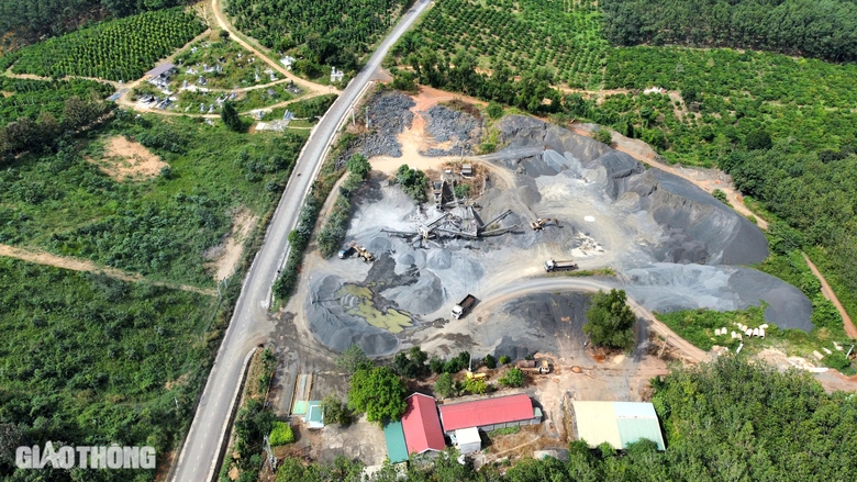 Đắk N&ocirc;ng: Xe cơi nới v&ocirc; tư hoạt động, chủ mỏ đ&aacute; n&oacute;i g&igrave;?- Ảnh 3.