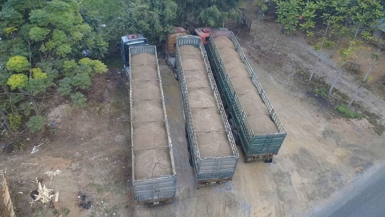 Bất ngờ h&agrave;ng loạt xe đầu k&eacute;o chở c&aacute;t nằm "bất động" tr&ecirc;n tuyến QL2- Ảnh 2.