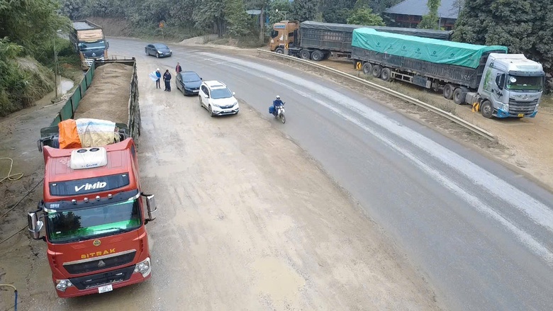 Bất ngờ h&agrave;ng loạt xe đầu k&eacute;o chở c&aacute;t nằm "bất động" tr&ecirc;n tuyến QL2- Ảnh 3.