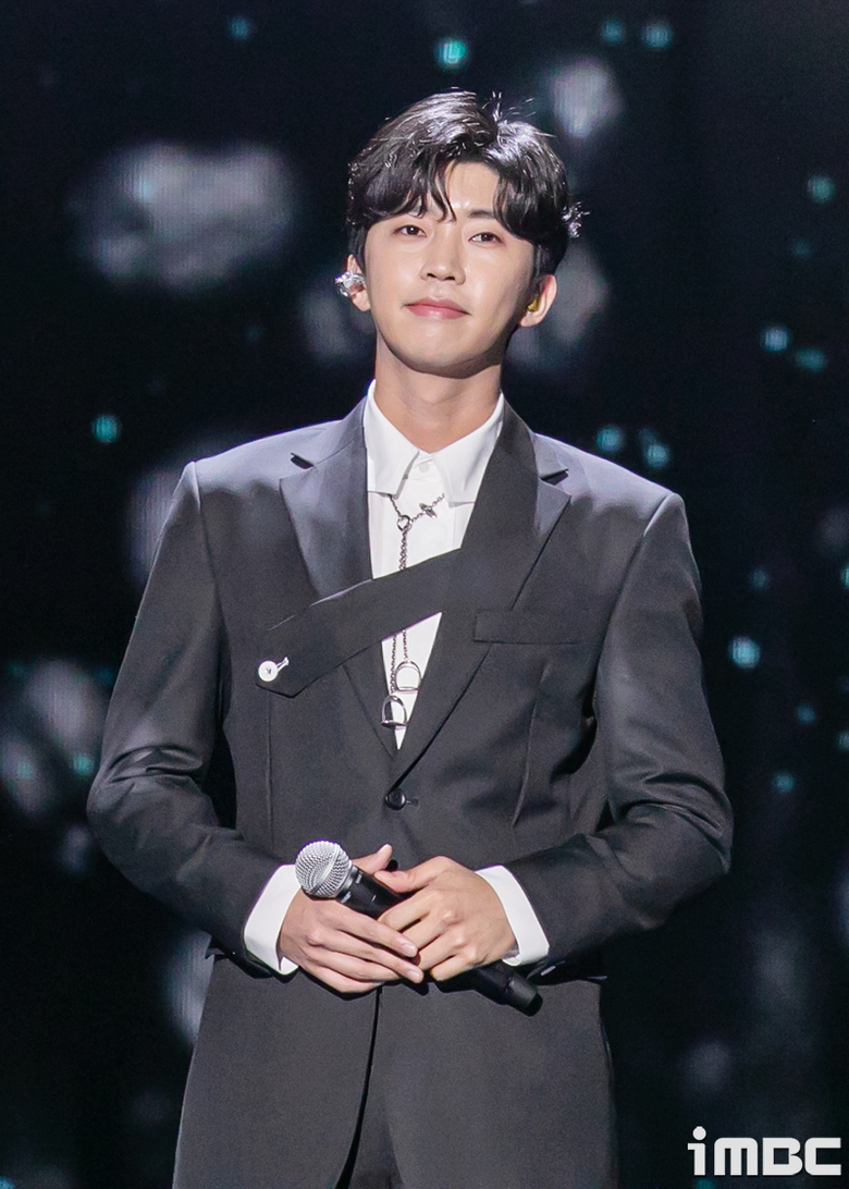 G-Dragon v&agrave; c&aacute;c nghệ sĩ tưởng nhớ nạn nh&acirc;n vụ tai nạn m&aacute;y bay thảm khốc ở H&agrave;n Quốc- Ảnh 2.
