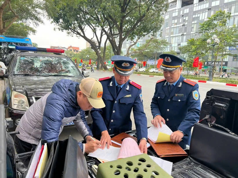 H&agrave; Nội phạt hơn 15 ngh&igrave;n trường hợp vi phạm trật tự ATGT- Ảnh 1.