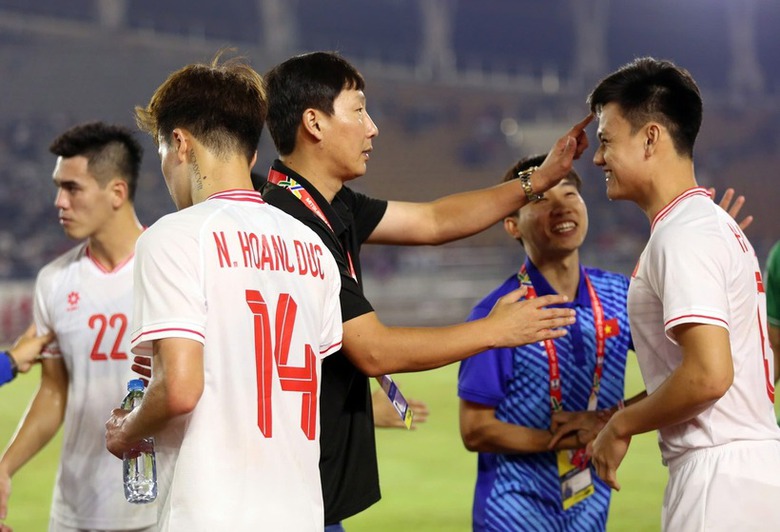 HLV Kim Sang-sik l&agrave;m điều hiếm thấy trong h&agrave;nh tr&igrave;nh v&agrave;o chung kết AFF Cup của Việt Nam- Ảnh 1.