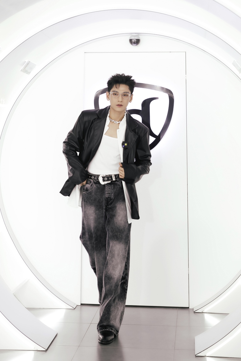 "Phạm tổng" Isaac tỏa s&aacute;ng tr&ecirc;n mọi phương diện ở tuổi 36- Ảnh 5.