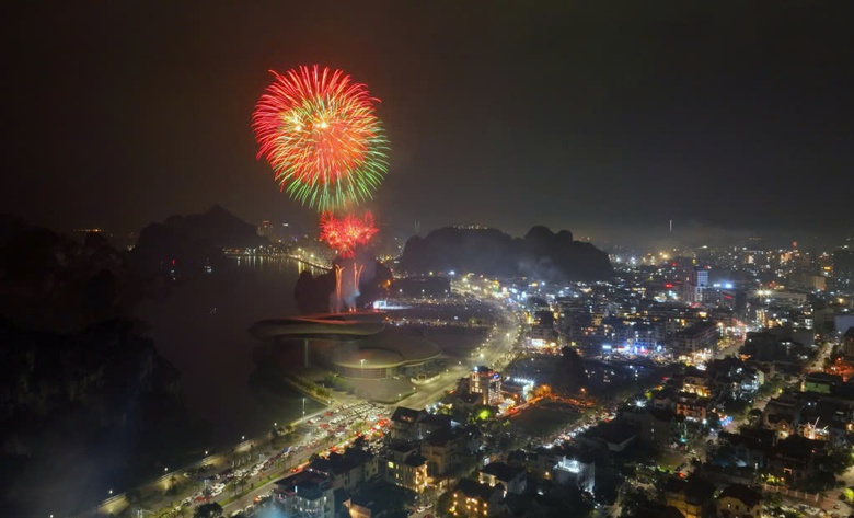 Quảng Ninh: Bắn ph&aacute;o hoa ch&agrave;o đ&oacute;n năm mới 2025 tại TP Hạ Long- Ảnh 1.