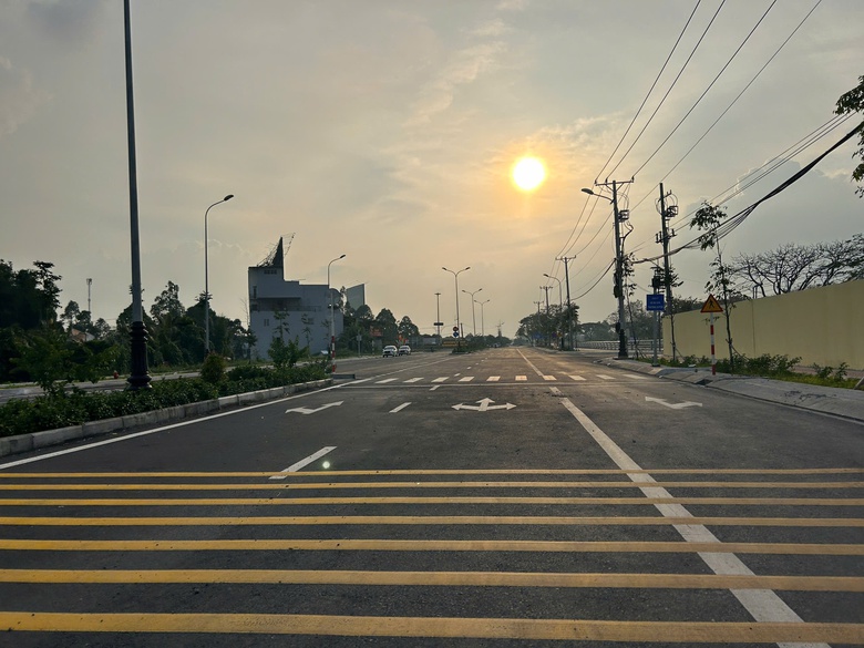 Người dân phấn khởi khi đường 137 tỷ đồng kết nối sân bay Cần Thơ thông xe- Ảnh 1. Người dân phấn khởi khi đường 137 tỷ đồng kết nối sân bay Cần Thơ thông xe- Ảnh 1.