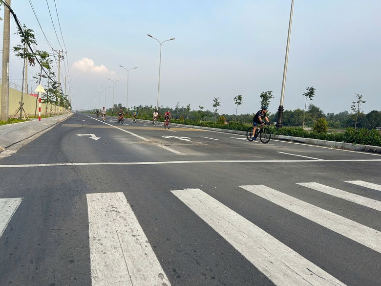 Người dân phấn khởi khi đường 137 tỷ đồng kết nối sân bay Cần Thơ thông xe- Ảnh 3. Người dân phấn khởi khi đường 137 tỷ đồng kết nối sân bay Cần Thơ thông xe- Ảnh 3.