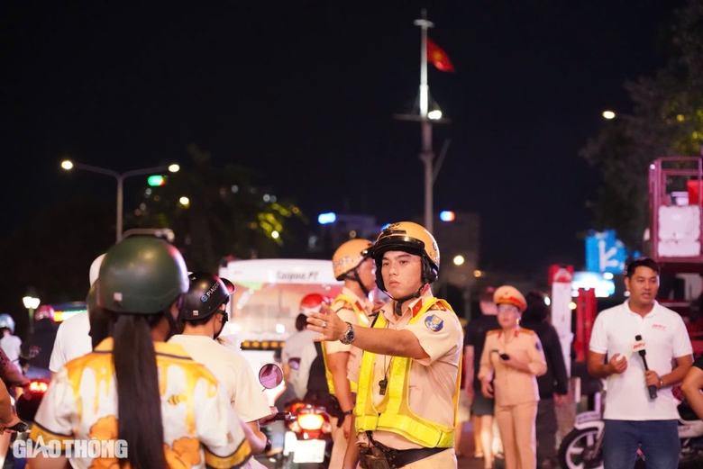 Người d&acirc;n &ugrave;n &ugrave;n đổ về trung t&acirc;m TP.HCM để đếm ngược v&agrave; xem ph&aacute;o hoa- Ảnh 12.