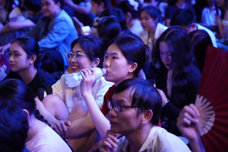 Người d&acirc;n &ugrave;n &ugrave;n đổ về trung t&acirc;m TP.HCM để đếm ngược v&agrave; xem ph&aacute;o hoa- Ảnh 5.