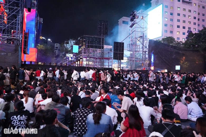 Người d&acirc;n &ugrave;n &ugrave;n đổ về trung t&acirc;m TP.HCM để đếm ngược v&agrave; xem ph&aacute;o hoa- Ảnh 3.