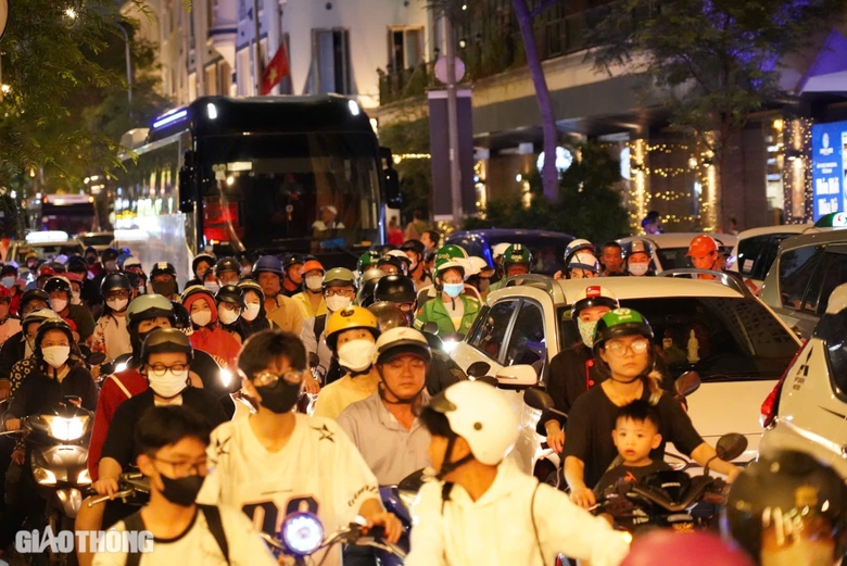 Người d&acirc;n &ugrave;n &ugrave;n đổ về trung t&acirc;m TP.HCM để đếm ngược v&agrave; xem ph&aacute;o hoa- Ảnh 2.
