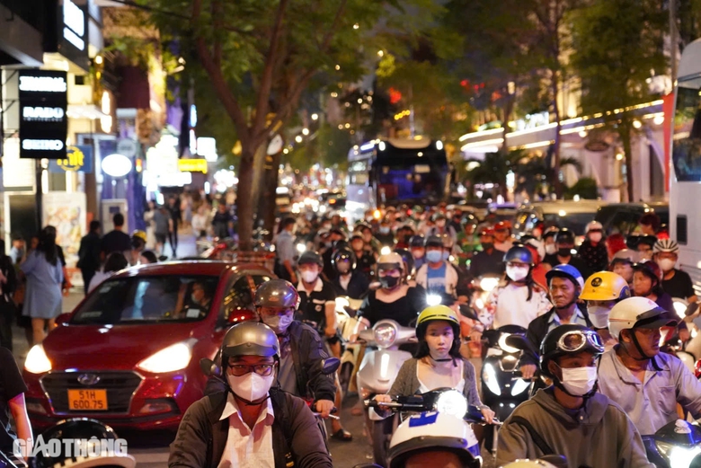 Người d&acirc;n &ugrave;n &ugrave;n đổ về trung t&acirc;m TP.HCM để đếm ngược v&agrave; xem ph&aacute;o hoa- Ảnh 1.