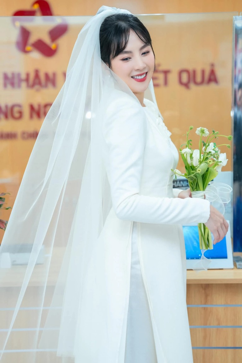 MC Mai Ngọc h&eacute; lộ h&igrave;nh ảnh chồng mới chụp tại UBND phường- Ảnh 2.