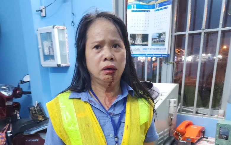 Nữ nh&acirc;n vi&ecirc;n g&aacute;c chắn bị h&agrave;nh hung v&igrave; ngăn người qua đường ngang