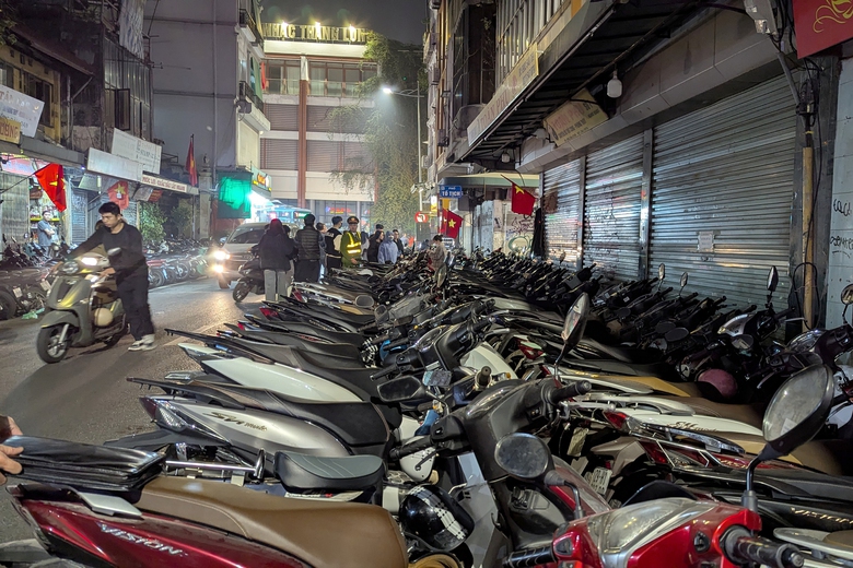 Cảnh s&aacute;t h&oacute;a trang tuần tra, xử l&yacute; b&atilde;i tr&ocirc;ng xe "chặt ch&eacute;m", chiếm đường quanh hồ Gươm- Ảnh 4.