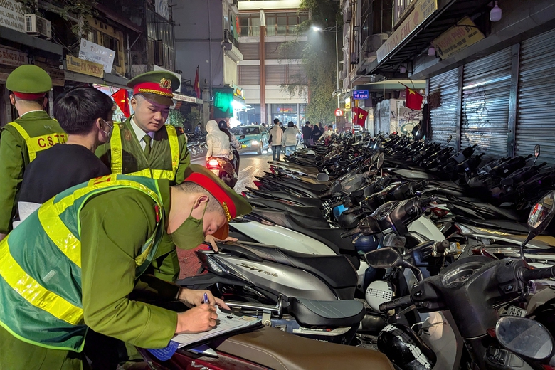 Cảnh s&aacute;t h&oacute;a trang tuần tra, xử l&yacute; b&atilde;i tr&ocirc;ng xe "chặt ch&eacute;m", chiếm đường quanh hồ Gươm- Ảnh 12.