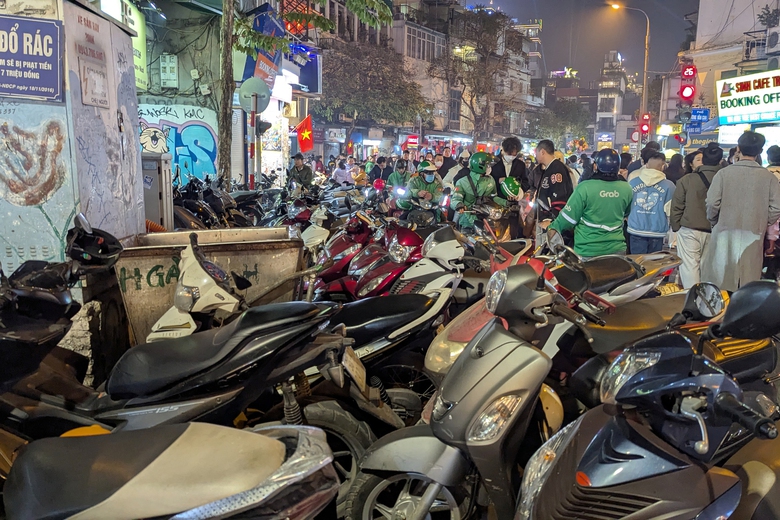 Cảnh s&aacute;t h&oacute;a trang tuần tra, xử l&yacute; b&atilde;i tr&ocirc;ng xe "chặt ch&eacute;m", chiếm đường quanh hồ Gươm- Ảnh 6.
