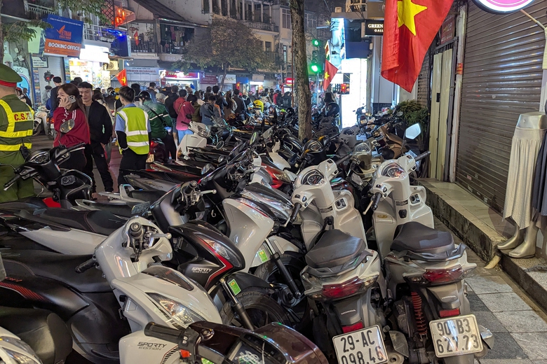 Cảnh s&aacute;t h&oacute;a trang tuần tra, xử l&yacute; b&atilde;i tr&ocirc;ng xe "chặt ch&eacute;m", chiếm đường quanh hồ Gươm- Ảnh 7.