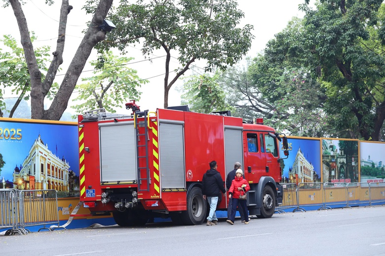 Trận địa ph&aacute;o hoa b&ecirc;n hồ Gươm sẵn s&agrave;ng khai hoả ch&agrave;o năm mới- Ảnh 10.