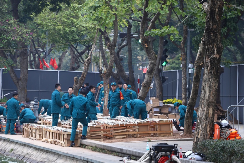 Trận địa ph&aacute;o hoa b&ecirc;n hồ Gươm sẵn s&agrave;ng khai hoả ch&agrave;o năm mới- Ảnh 6.