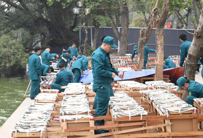 Trận địa ph&aacute;o hoa b&ecirc;n hồ Gươm sẵn s&agrave;ng khai hoả ch&agrave;o năm mới- Ảnh 4.