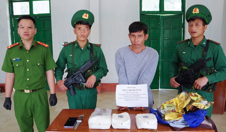 Bắt đối tượng vận chuyển 3kg ma tu&yacute; tại Kon Tum- Ảnh 1.